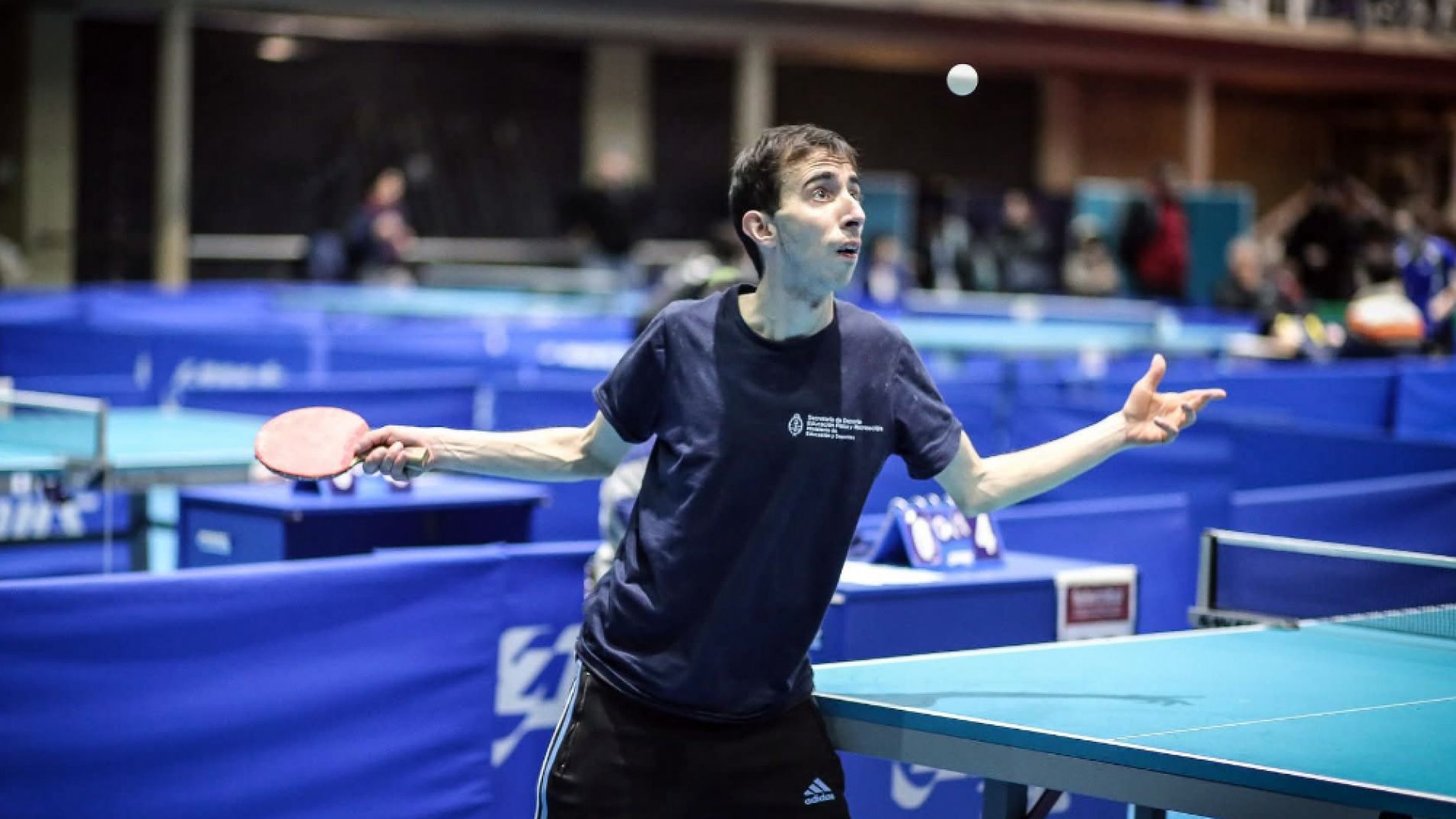Mauricio Martínez practica tenis de mesa desde 2016.