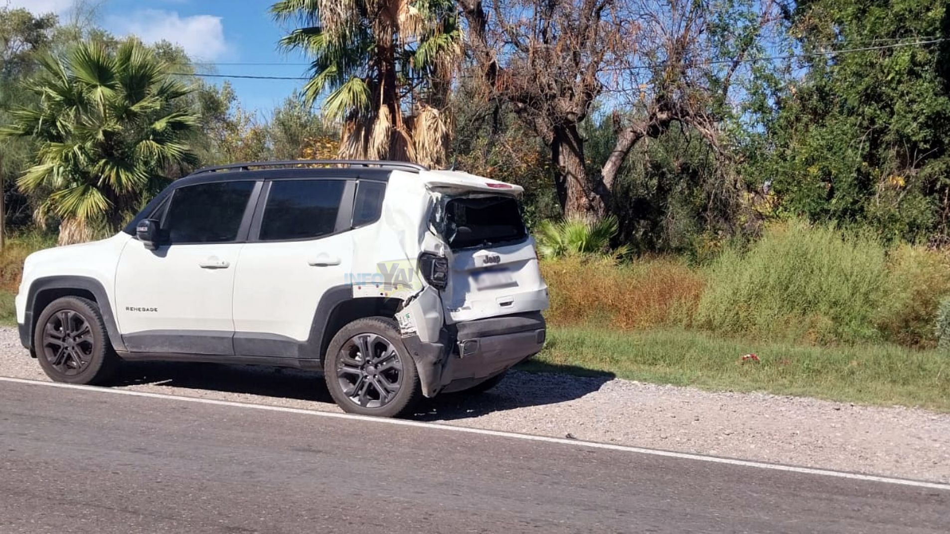 La camioneta quedó con su parte trasera hundida.