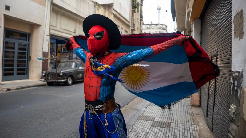 El "Gaucho araña" que argentiniza a Spiderman bailando malambo