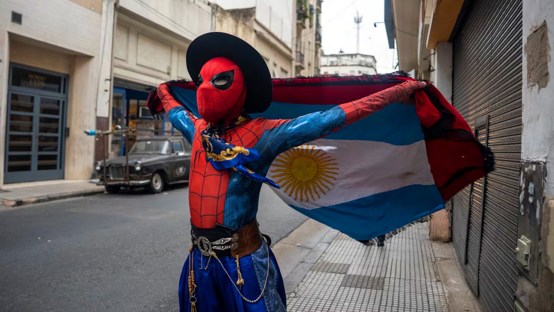 El "Gaucho araña" que argentiniza a Spiderman bailando malambo
