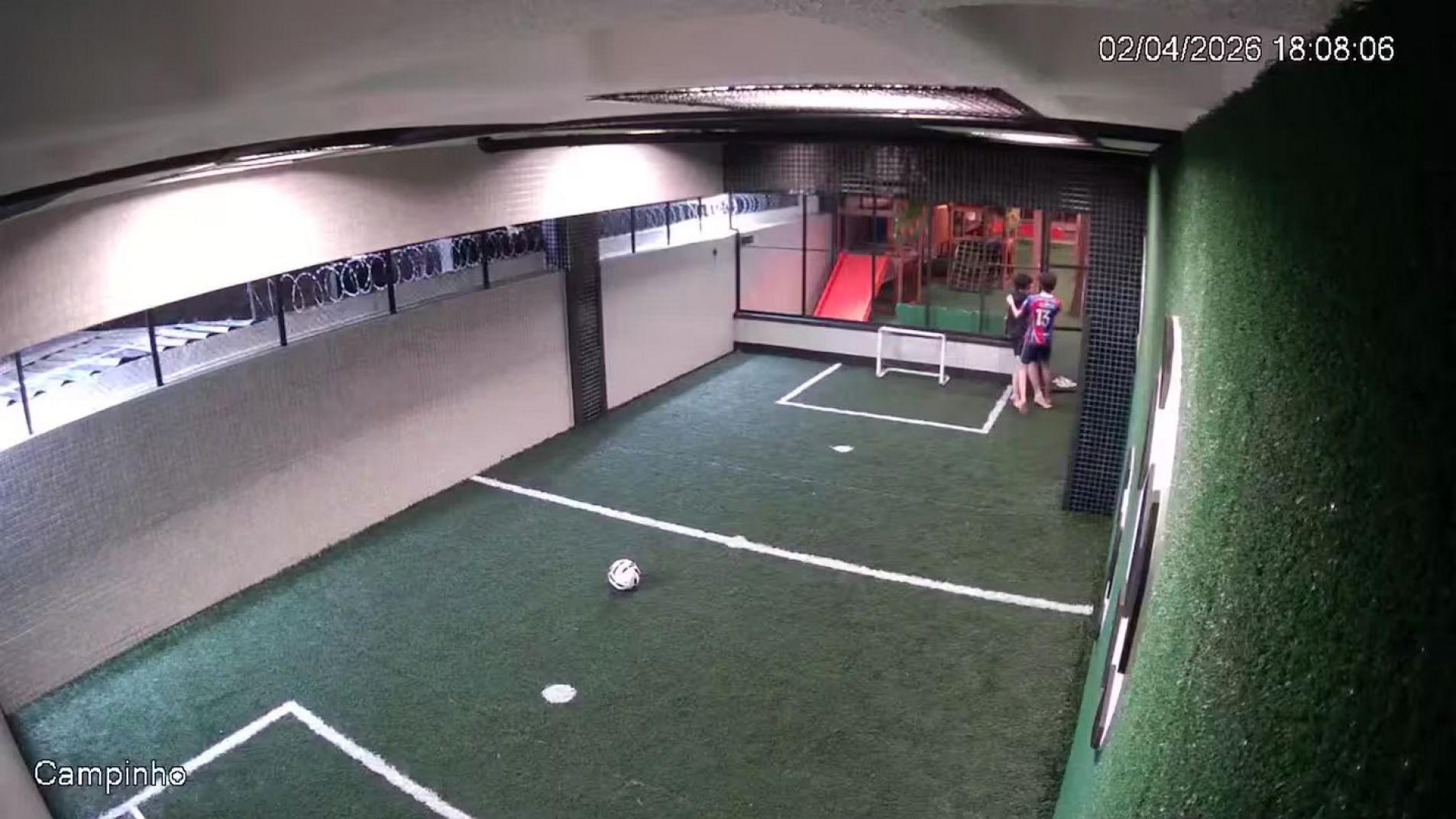 Video: recibió una descarga eléctrica y la reacción de su amigo lo salvó