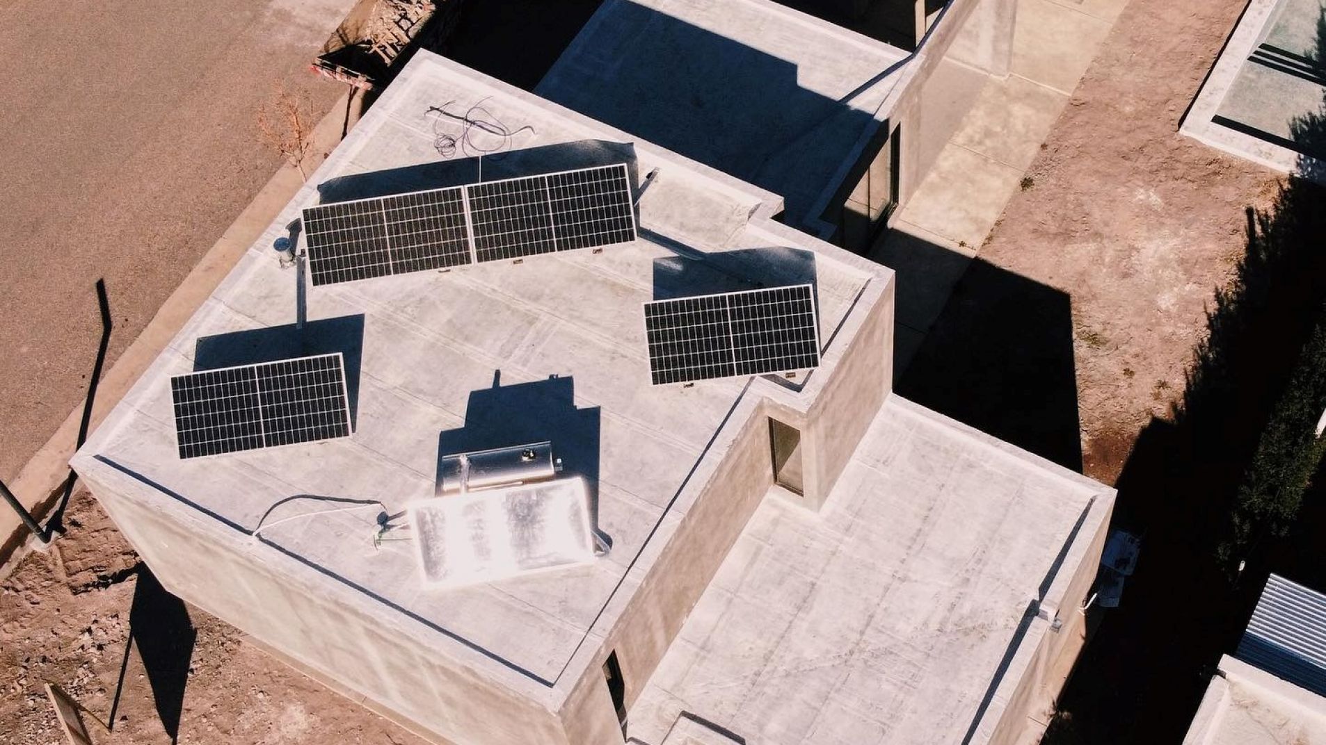 Poco a poco más viviendas suman paneles solares para producir su propia energía (foto archivo).