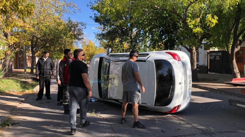Dos autos chocaron y uno volcó en San Juan Bosco y 3 de Febrero