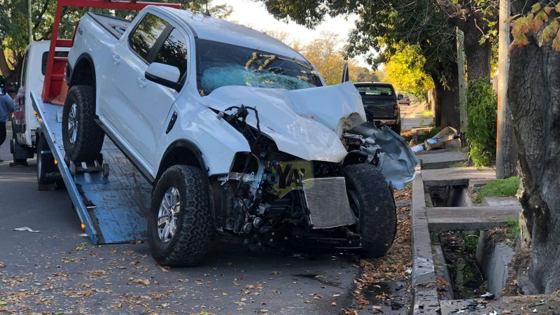 Una camioneta se despistó y chocó fuertemente contra un poste