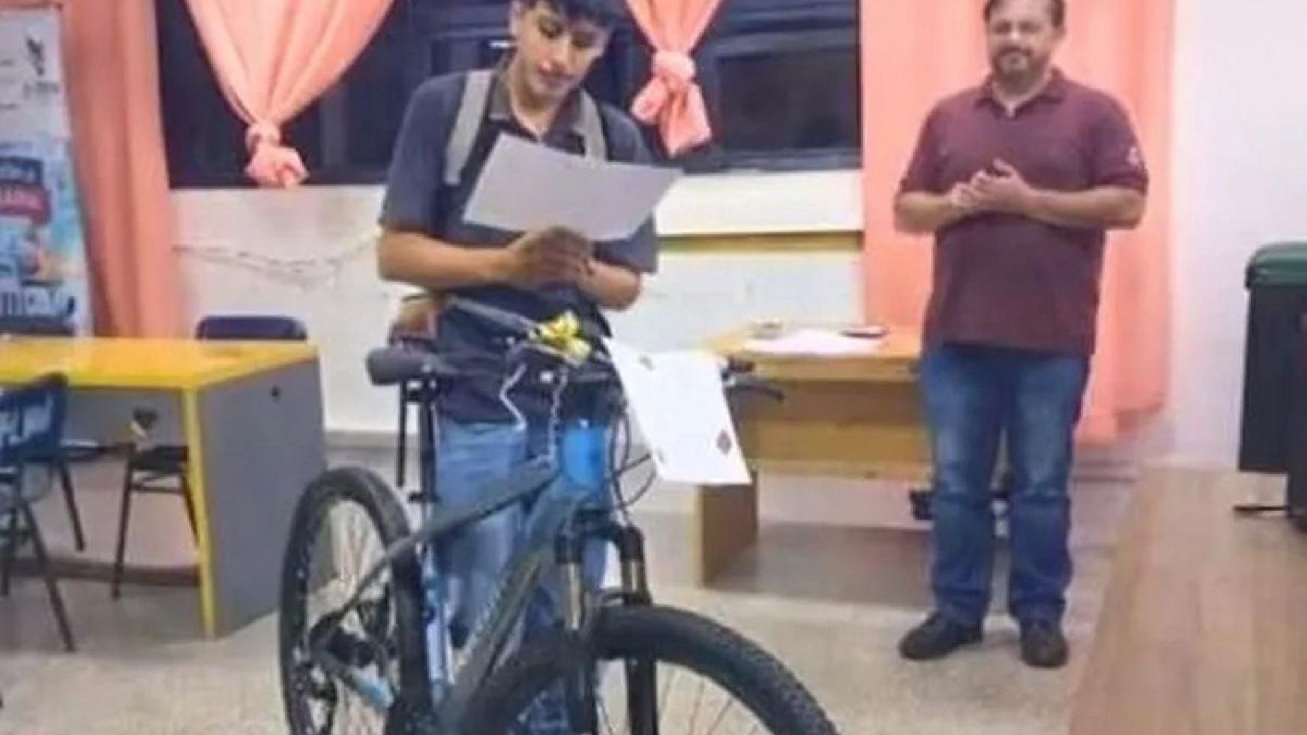 Leonardo Brito recibió su título.