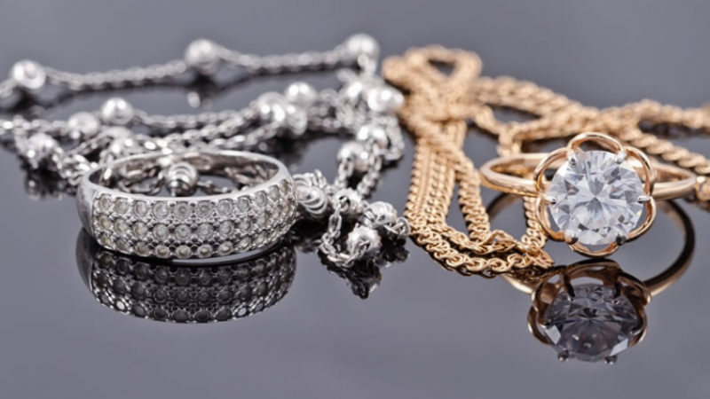 Entraron a robar a la casa de una jubilada y se llevaron joyas