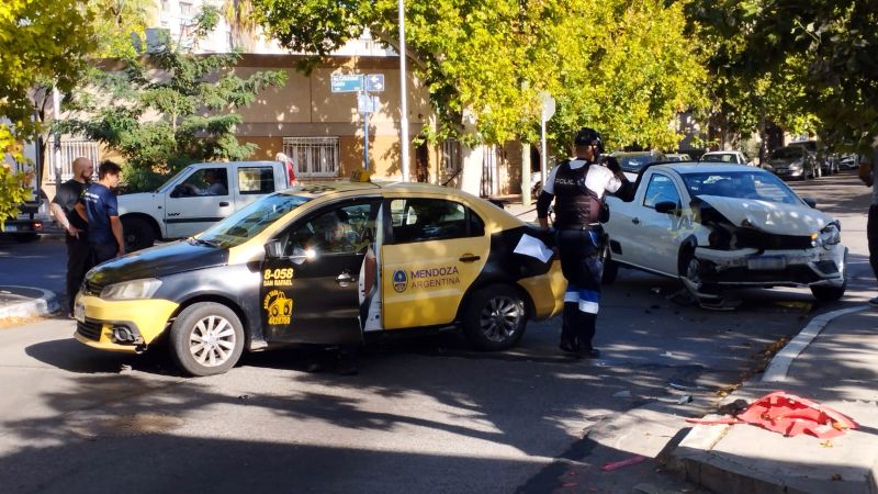 Una camioneta chocó con un taxi en Colón y Barcala