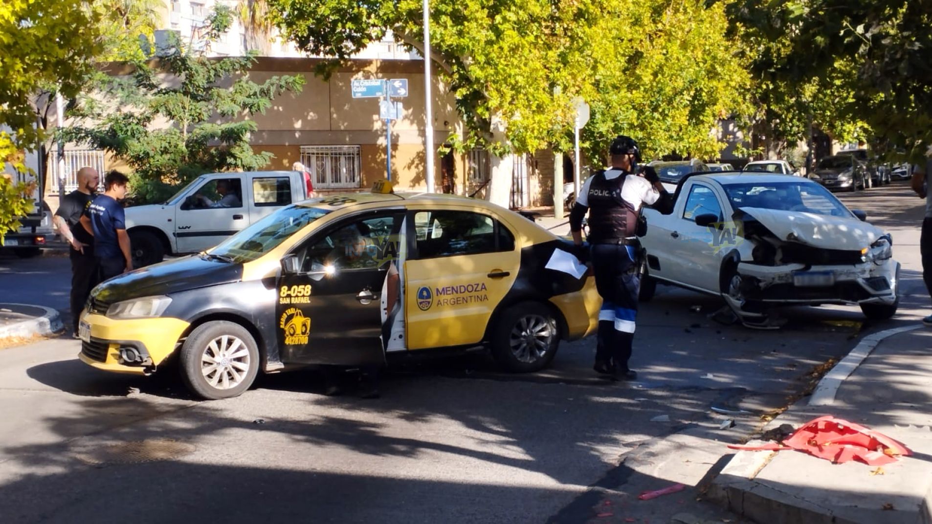 Una camioneta chocó con un taxi en Colón y Barcala