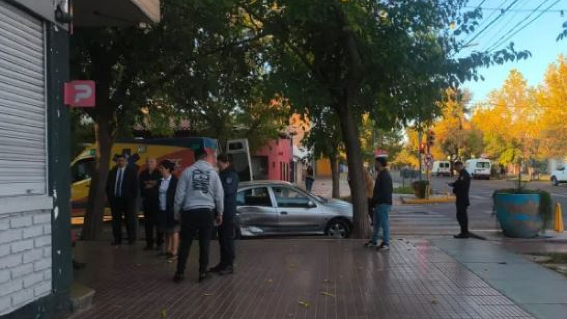 El Renault Megane que fue colisionado por el auto del policía (foto diario El Sol).