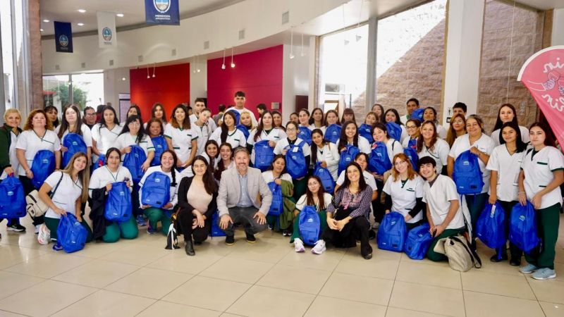 Estudiantes de enfermería recibieron material para sus estudios