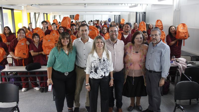 Estudiantes de enfermería recibieron mochilas técnicas