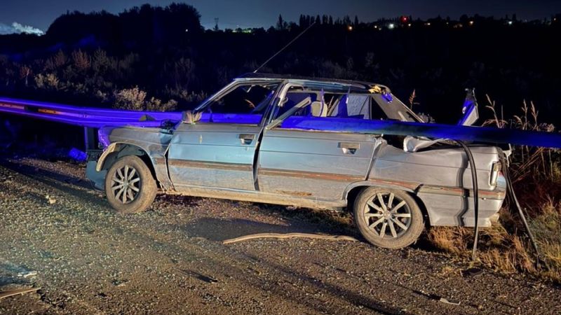 Perdió el control del auto que fue atravesado por el guardrail y murió