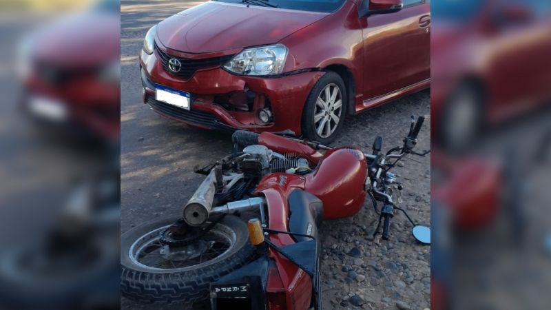 Un motociclista de 62 años lesionado al chocar con un auto en avenida Alberdi