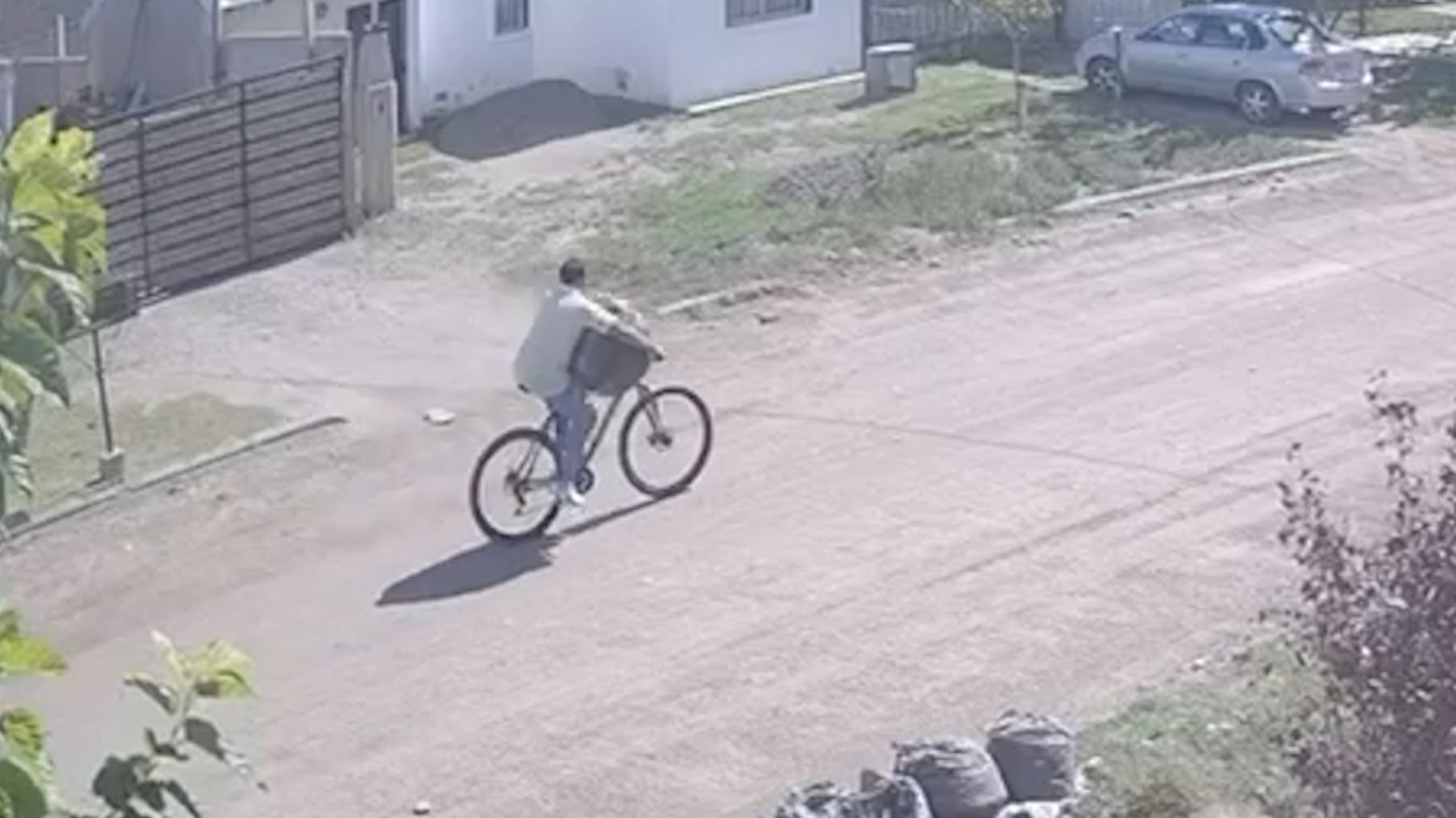 Perdió una bolsa llena de ropa y busca identificar al que la encontró (video)