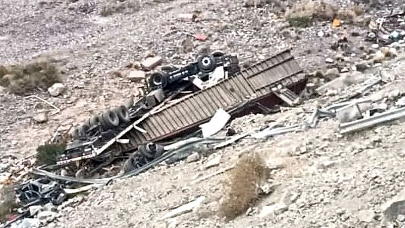 Desbarrancó un camión y el chofer salvó su vida de milagro