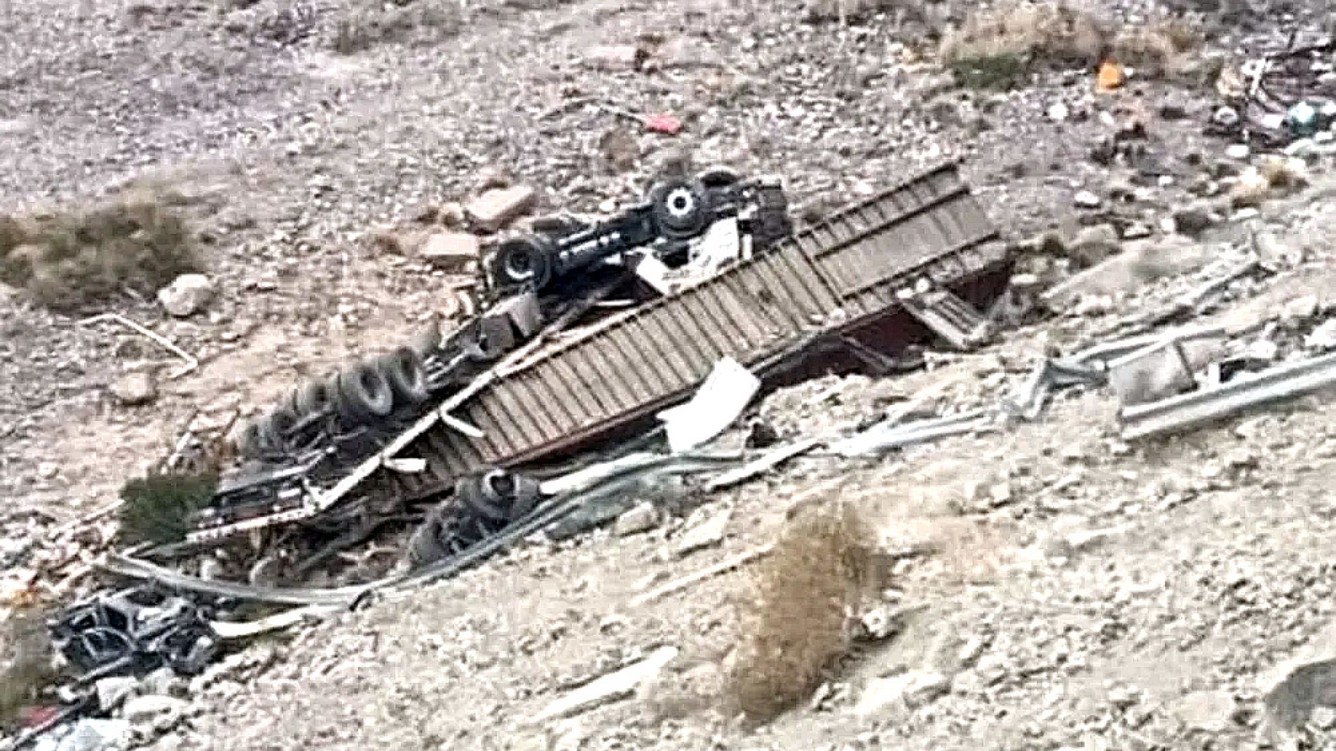 Desbarrancó un camión y el chofer salvó su vida de milagro