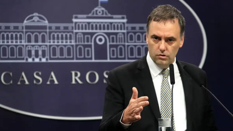 "Adorni políticamente es un sujeto muerto, terminado", aseguró el biógrafo de Milei