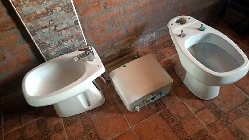 Robaron un juego de baño y otros elementos en una casa en construcción