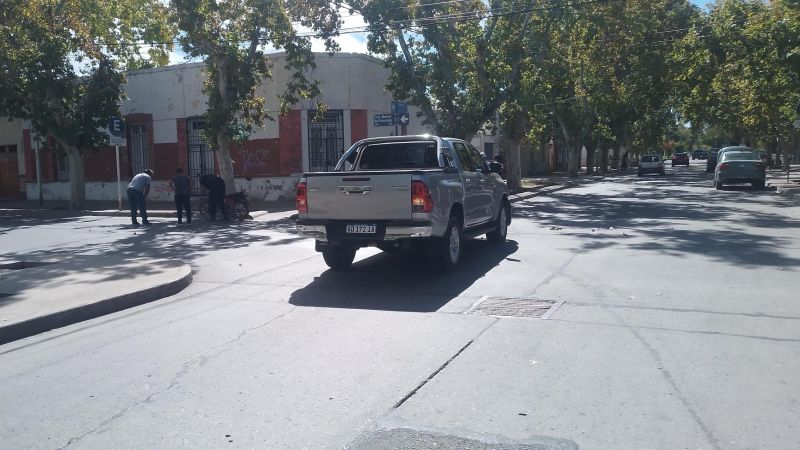 Choque entre camioneta y moto en Olascoaga y Cordoba