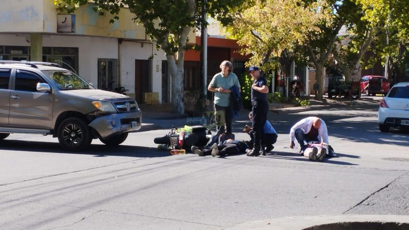 Dos motociclistas lesionadas en un choque frente a la Jefatura Departamental