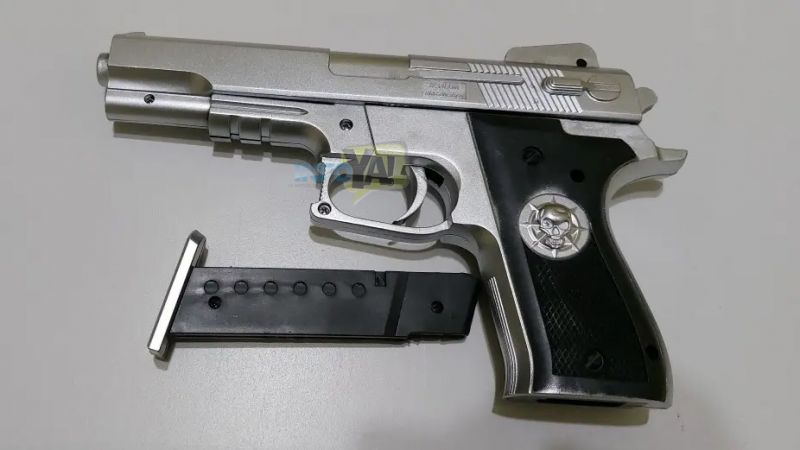 Mendoza: envió a su hijo a la escuela con un arma de juguete como protesta