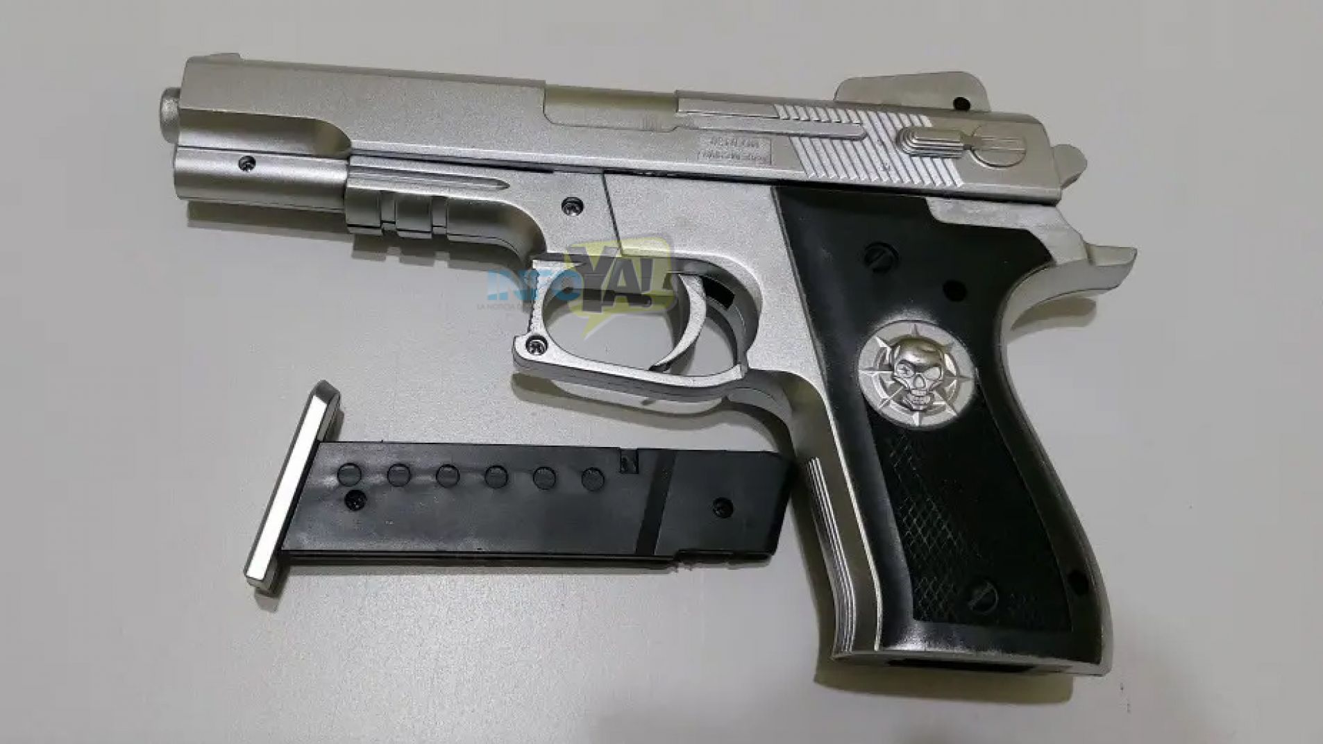 Mendoza: envió a su hijo a la escuela con un arma de juguete como protesta