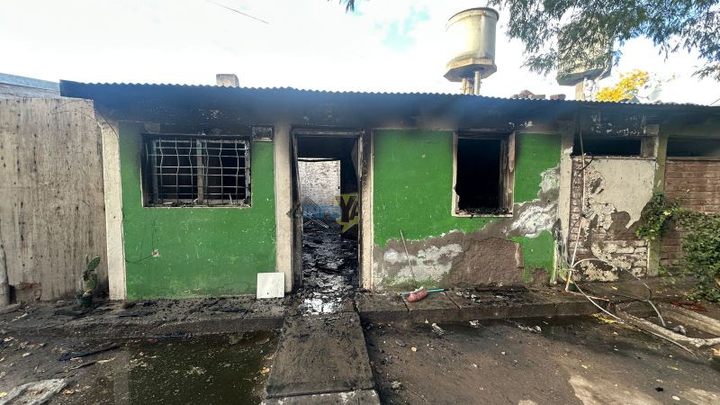 Un incendio aparentemente intencional destruyó una vivienda