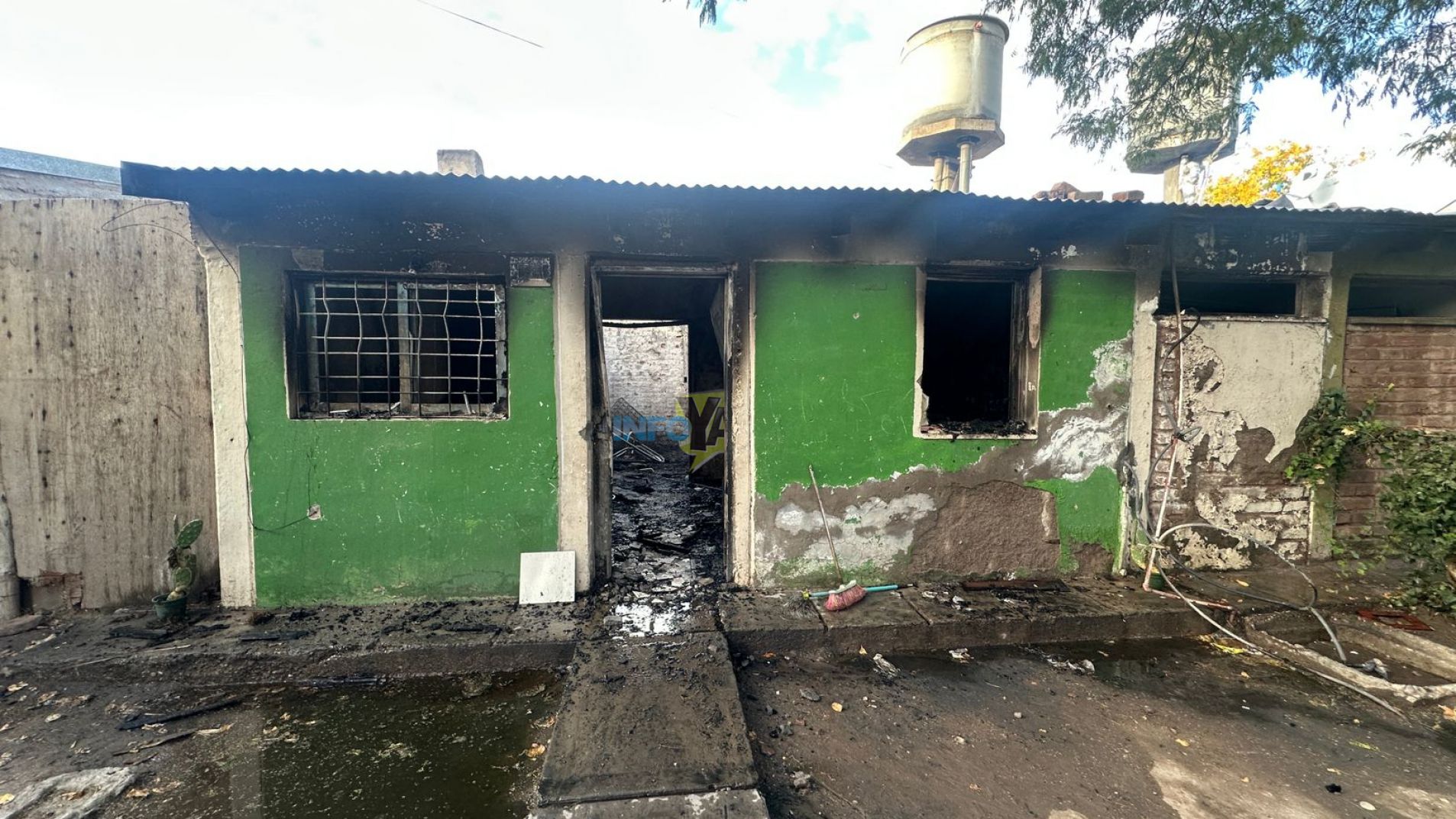 Un incendio aparentemente intencional destruyó una vivienda