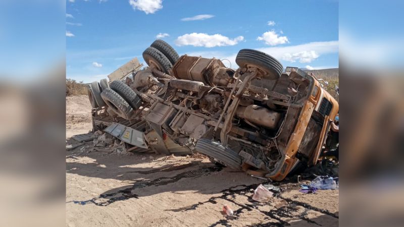 Volcó un camión y el conductor quedó atrapado en la cabina