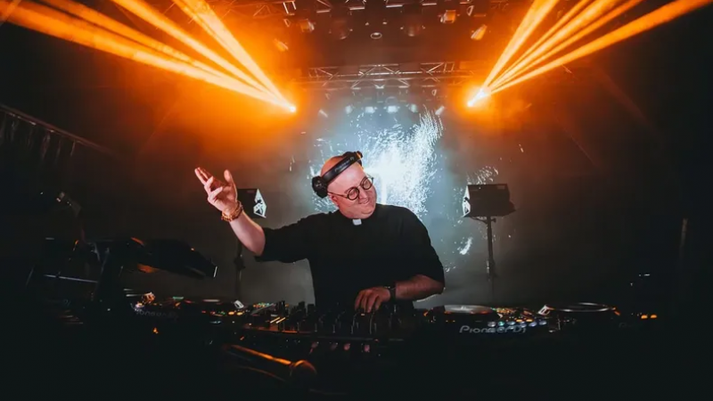 El "Padre DJ" sacudió la Plaza de Mayo y desnudó la grieta de la fe (Videos)