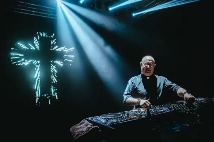 El "Padre DJ" sacudió la Plaza de Mayo y desnudó la grieta de la fe (Videos)