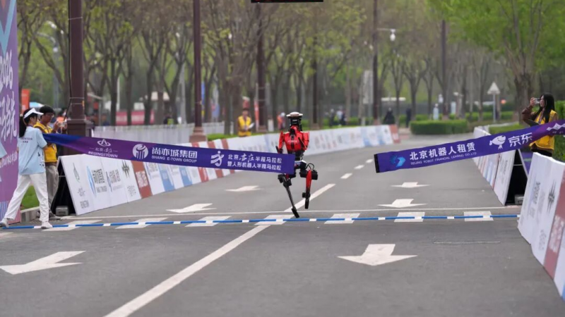 Robot humanoide superó la marca mundial en una media maratón (Videos)