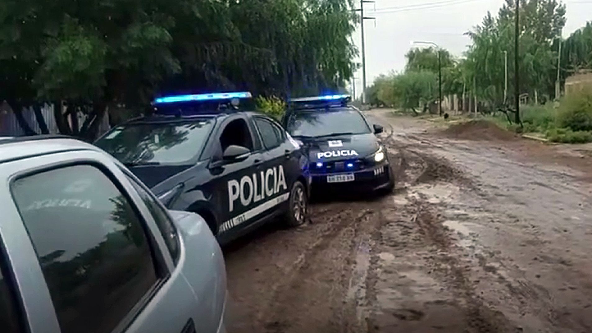 Video: un patrullero chocó a otro al llegar a un incendio en Alvear