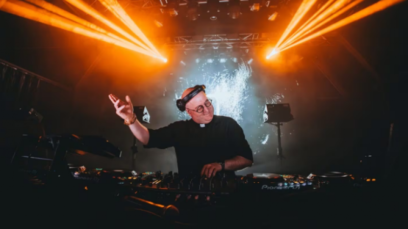 Ya se conocen los precios para ir a ver al cura DJ en Mendoza