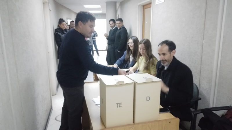 Concurrida asistencia en la votación del Colegio de Abogados
