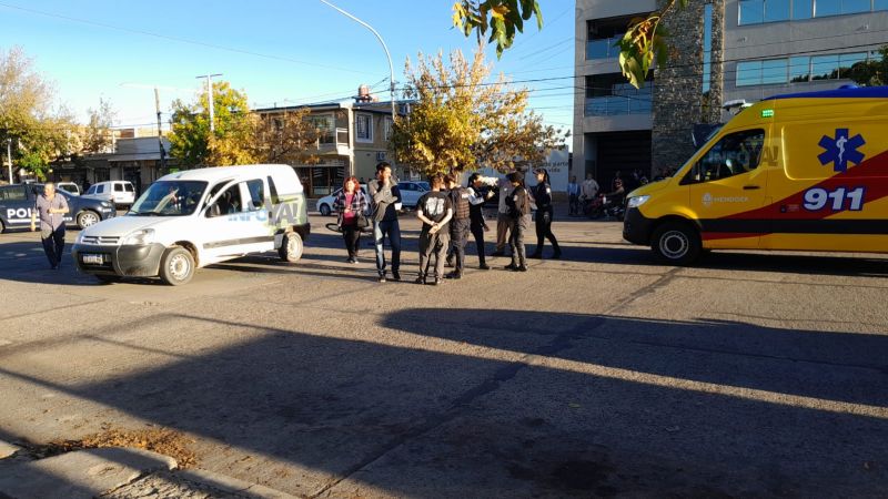 Iban en moto y chocaron con un utilitario: una mujer fracturada y una niña golpeada