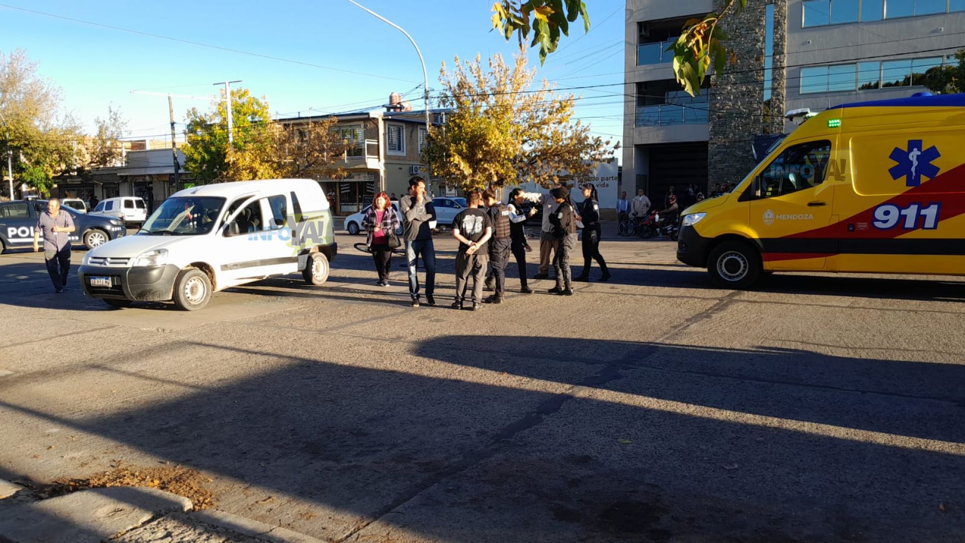 Iban en moto y chocaron con un utilitario: una mujer fracturada y una niña golpeada