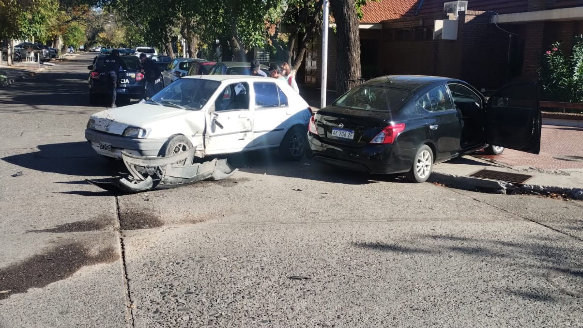 Fuerte choque entre dos autos en una esquina frente al Colegio Marista