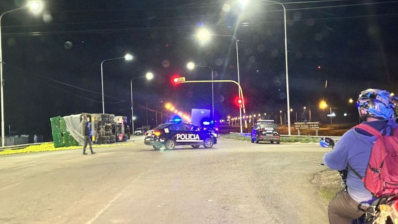 Un camión al mando de un sanrafaelino volcó sobre la ruta 188