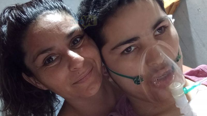 Una mamá hace un Té Lotería para comprar una silla de ruedas a su hijo