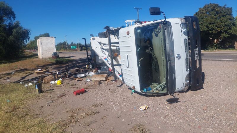 Un camión grúa volcó en la ruta nacional 143