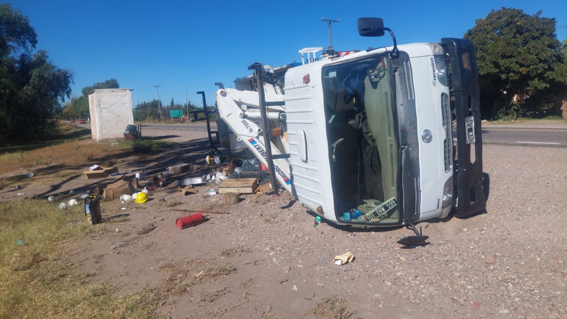 El camión quedó volcado en la banquina.