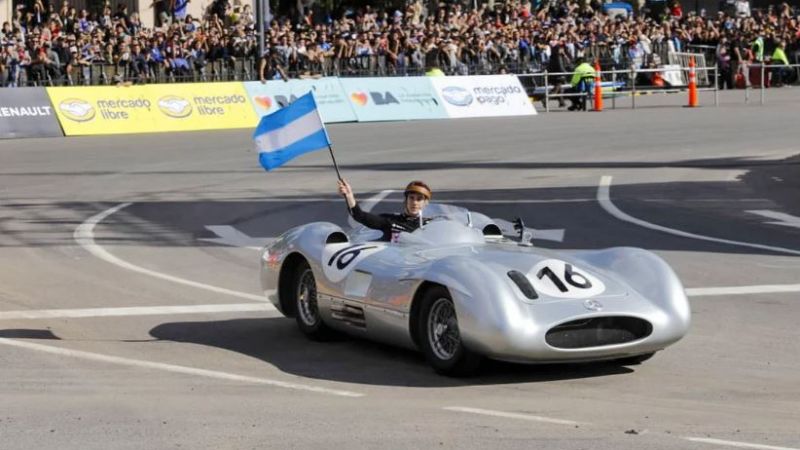 Colapinto emocionó a todos con la histórica "Flecha de Plata" de Fangio
