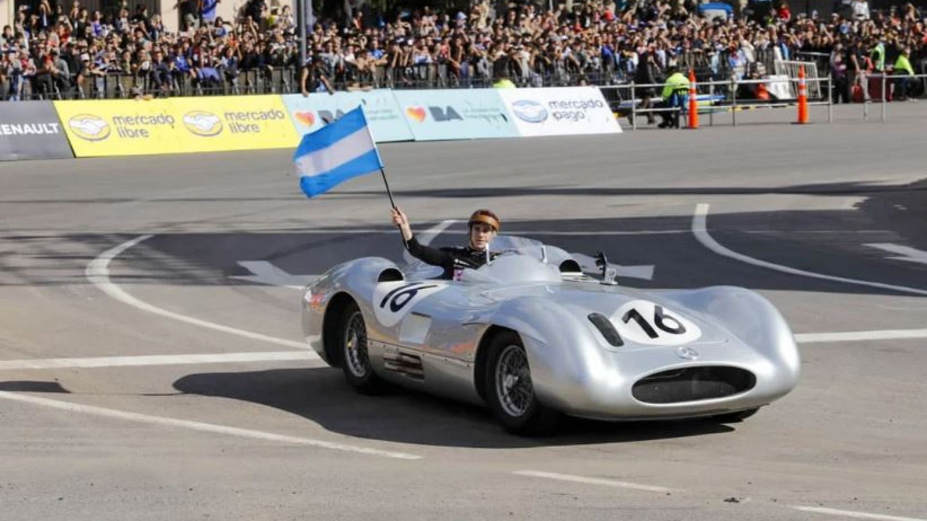 Colapinto emocionó a todos con la histórica "Flecha de Plata" de Fangio