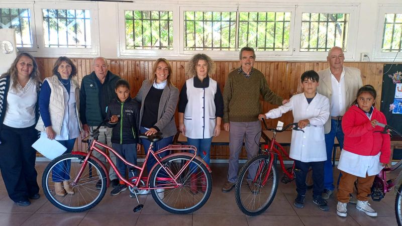 El Rotary donó bicicletas para alumnos de una escuela de El Cerrito