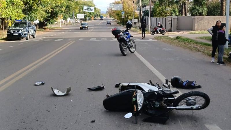 Dos motos de 110 cilindradas chocaron en la avenida Balloffet