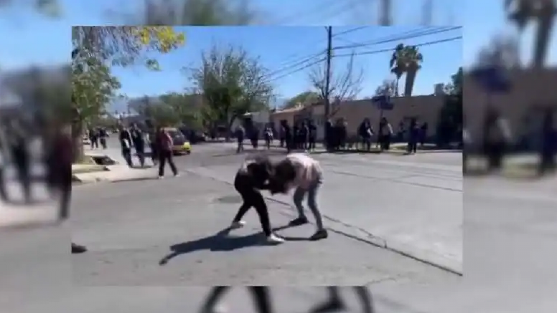 Salvaje pelea entre dos chicas en la puerta de un colegio mendocino