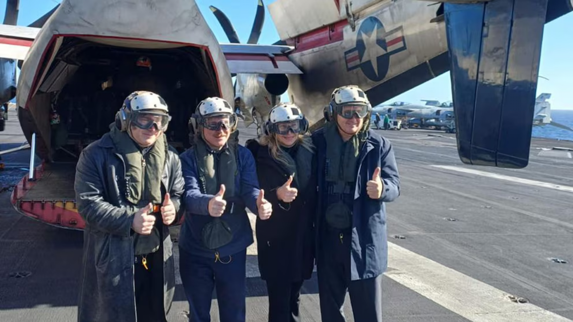 Milei visita el portaaviones nuclear USS Nimitz en Mar Argentino