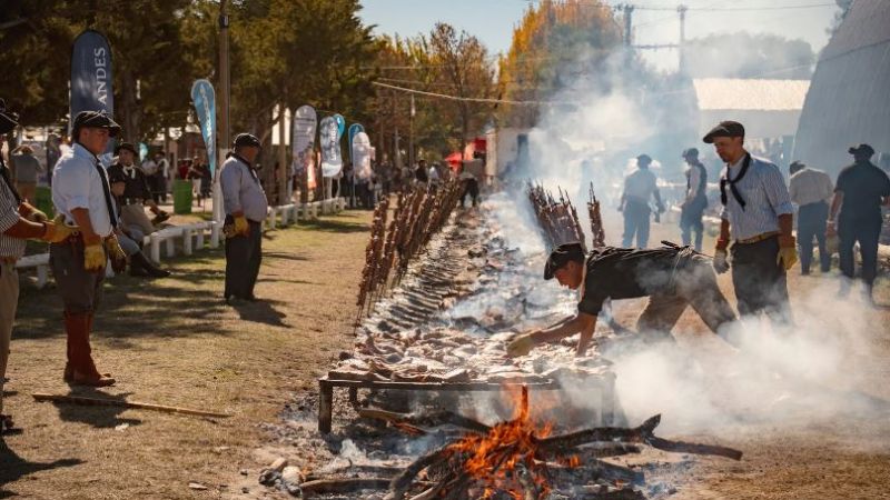 Fiesta de la Ganadería: El asador jefe reveló los secretos de los costillares a la llama