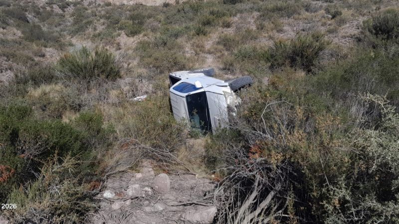 Desbarrancó una camioneta con cuatro personas camino a Valle Grande